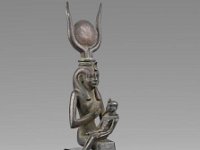 Aeg B 2  Aeg B 2, Isis lactans, Bronze, H 13,0 cm, B 3,2 cm, T 4,3 cm : Bestandskatalog Ägypten, Museumsfoto: Claus Cordes